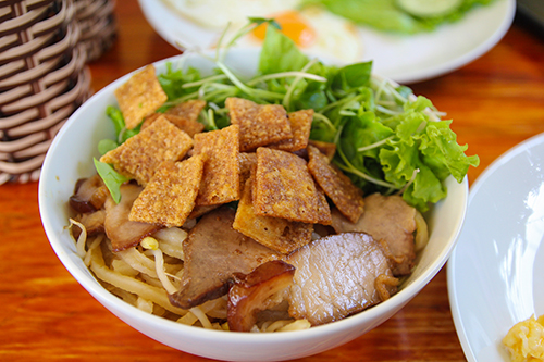 Local cuisine - Cao lau